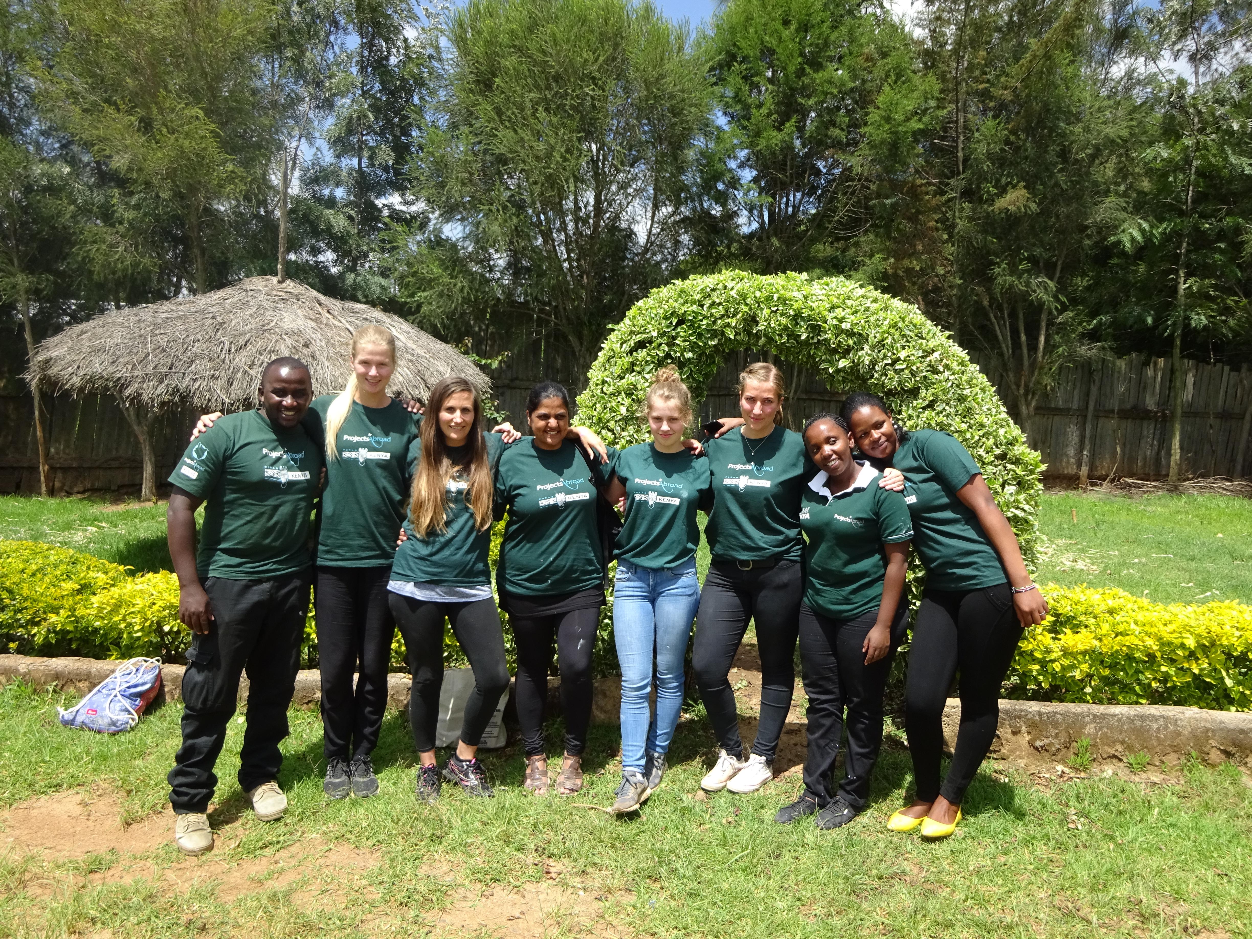 Voluntarios sociales de Projects Abroad tomándose una foto durante día comunitario. Grupo de voluntarios sociales antes de un día comunitario en Kenia.
